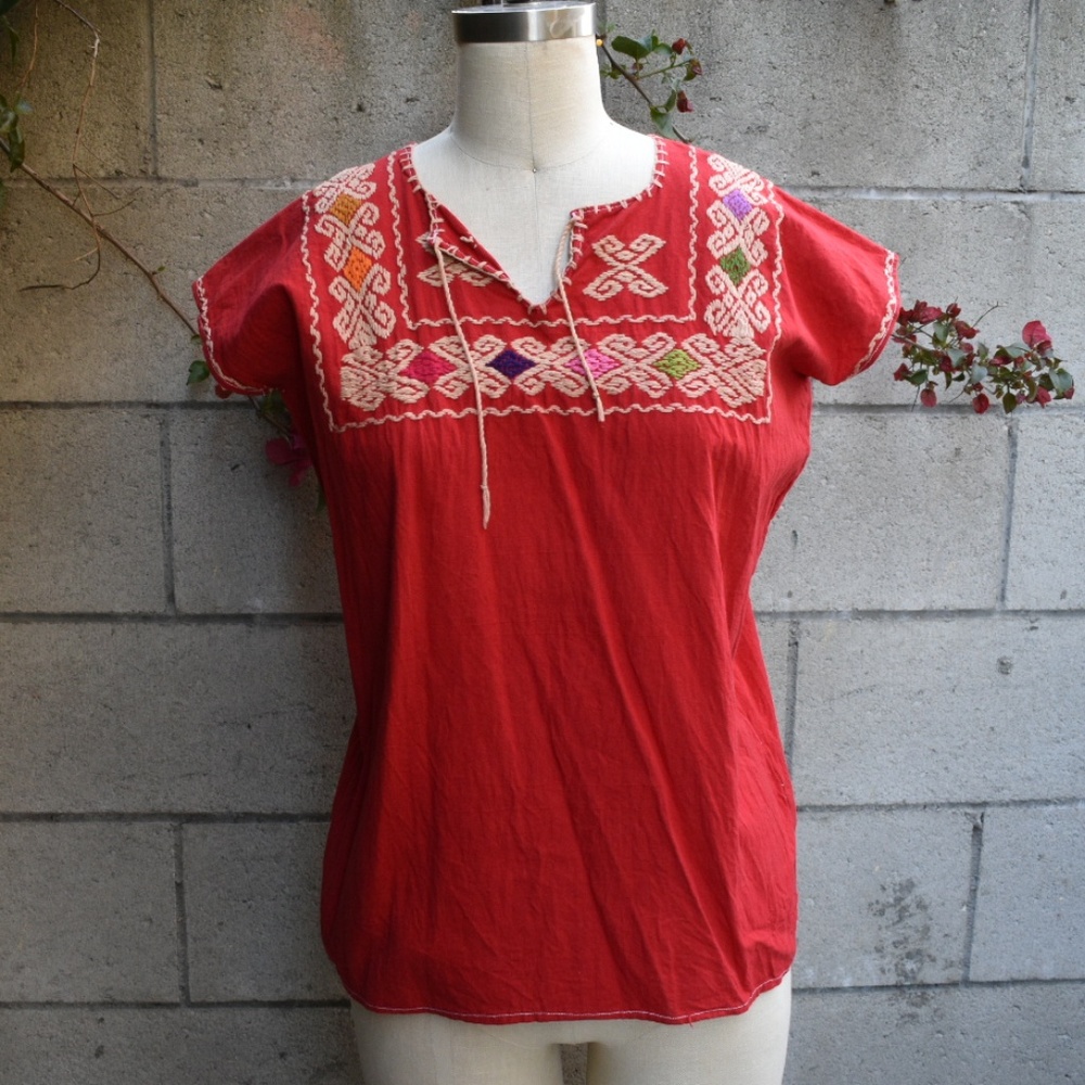Vintage 60s 70s red embroidered Mexican blouse M L